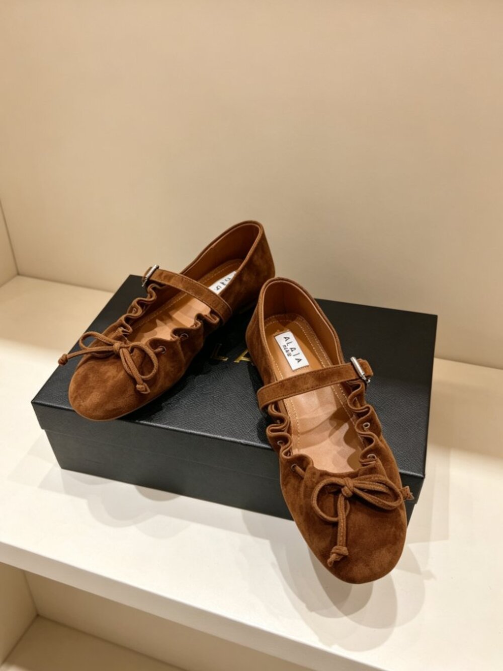 ALAÏA Bow-Detailed Suede Mary Jane Flats - Picture 2 of 6